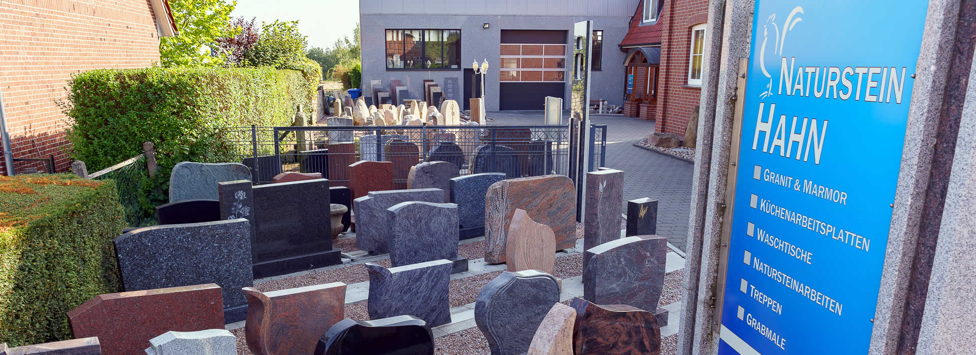 Außenansicht mit Grabsteinen von Naturstein Hahn in Salzhausen zwischen Winsen-Luhe und Lüneburg