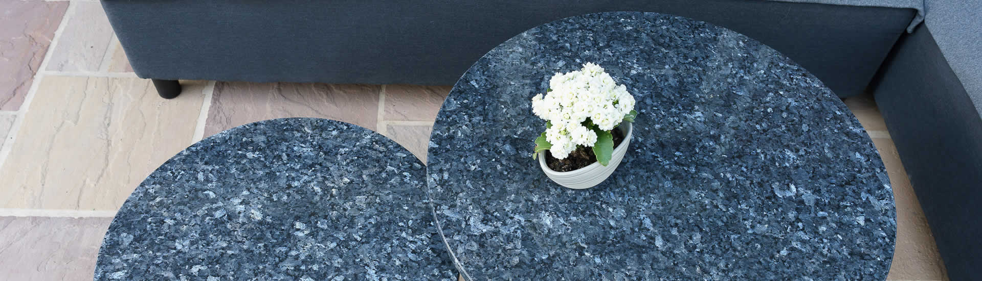 footer-tischgruppe-aus-labrador-blue-pearl