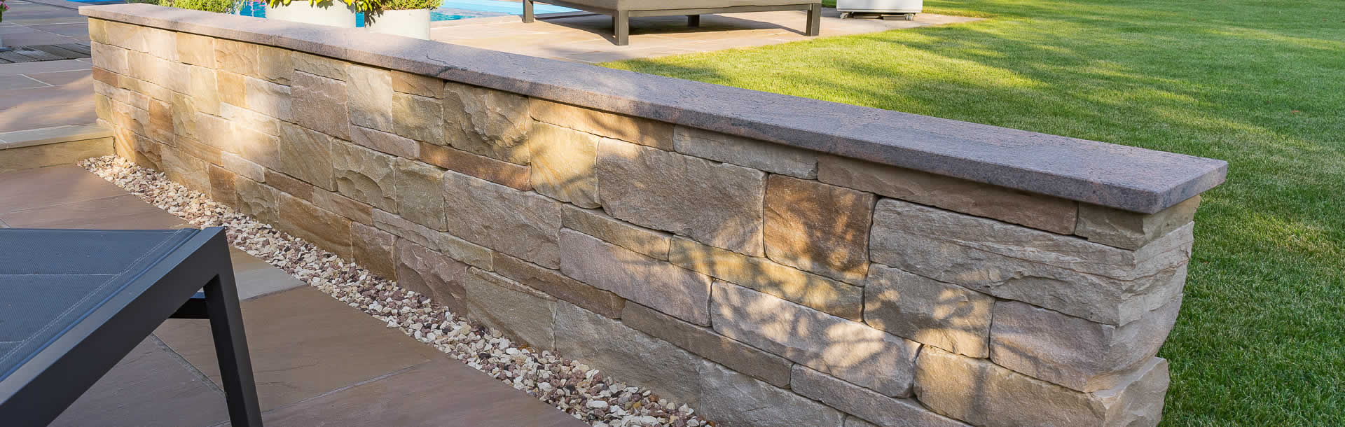 top-gartenmauer-aus-sandstein-mit-multicolor-abdeckung