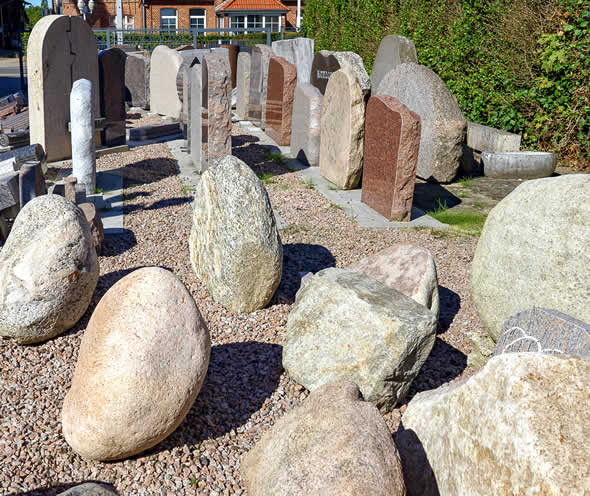 Grabsteine am Lager in Salzhausen bei Lüneburg